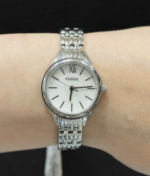 Reloj marca Fossil en acero inoxidable, color plateado para dama